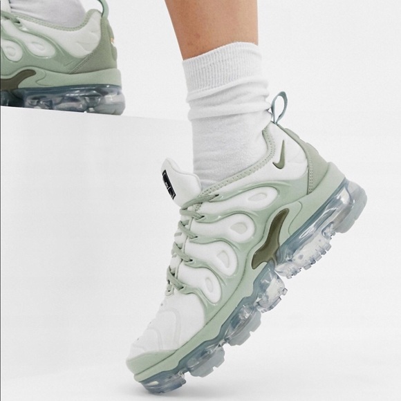 nike vapormax plus women's grey